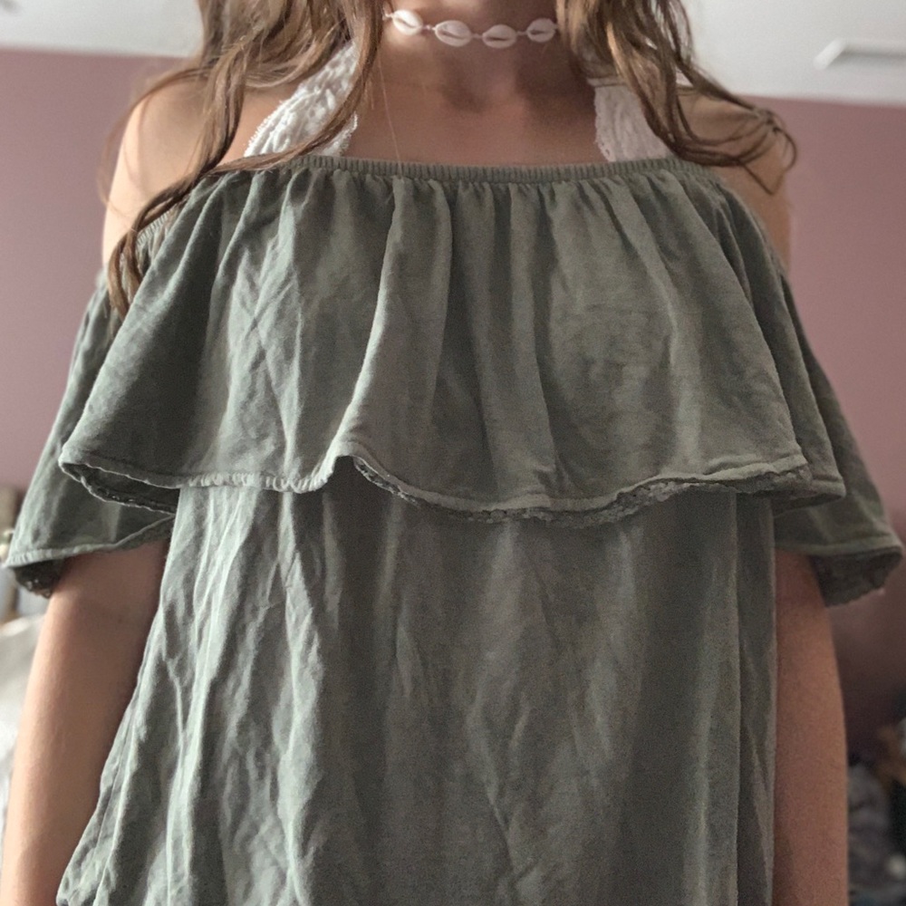 Super flowy American Eagle off-the-shoulder top🌸